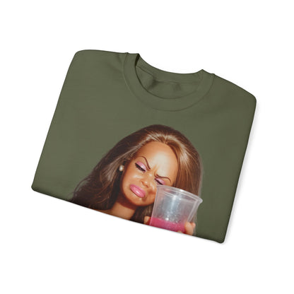 Doll Meme Barbicore Sweatshirt – Lustiges Pink Drink Puppen-Meme Pullover für Partys & Selfmade-Diven