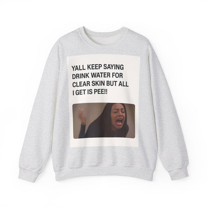 Sweatshirt – Sarkastisches Meme-Sweatshirt – „Drink Water for Skin… all I get is Pee!“ | True Insights Design mit Humor