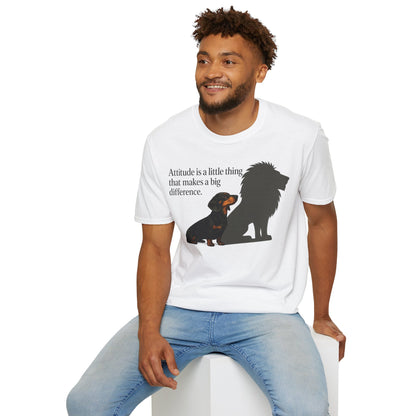 Dackel Shirt mit Spruch – „Attitude is a little thing…“ | Inspirierendes Motiv mit Löwen-Schatten – Lustiges T-Shirt | True Insights – Bild 22