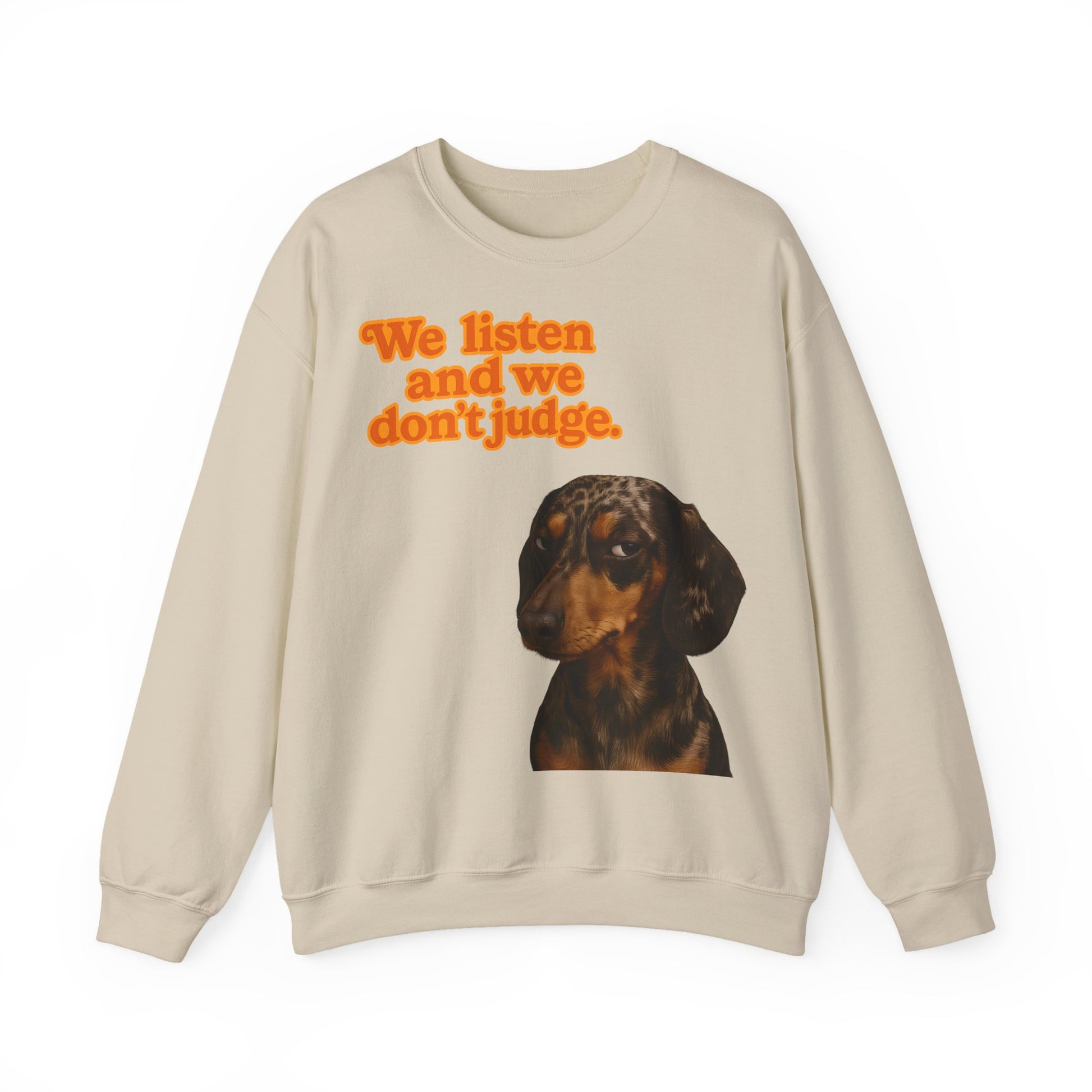 Dackel-Sweatshirt mit Retro-Print & dem Spruch „We listen and we don’t judge.“ Für Hundefans mit Humor – bequem, warm & voller Charakter.