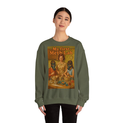 Sweatshirt – „My First Meth Lab“ Sweatshirt – Schwarzer Humor im Retro-Stil | True Insights Design mit Humor
