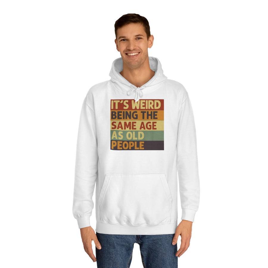 „It's weird being the same age as old people“ Hoodie – Satirisches Retro-Motiv