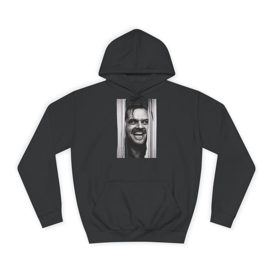 Schwarzer Hoodie mit Schwarzweiß-Fotografie eines Mannes, der durch Türspalten schaut.