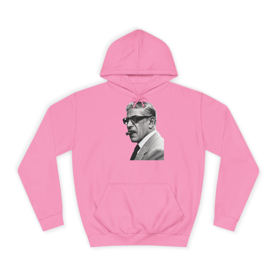 Rosafarbener Kapuzenpullover mit schwarzweißem Porträt eines Mannes mit Brille und Zigarre.