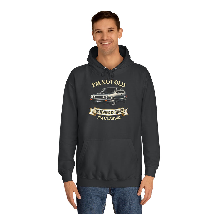 Schwarzer Hoodie mit Aufdruck eines VW Golf und Text „I'M NOT OLD BAHAHE 1976 I'M CLASSIC“.