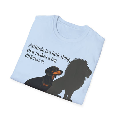 Dackel Shirt mit Spruch – „Attitude is a little thing…“ | Inspirierendes Motiv mit Löwen-Schatten – Lustiges T-Shirt | True Insights – Bild 40