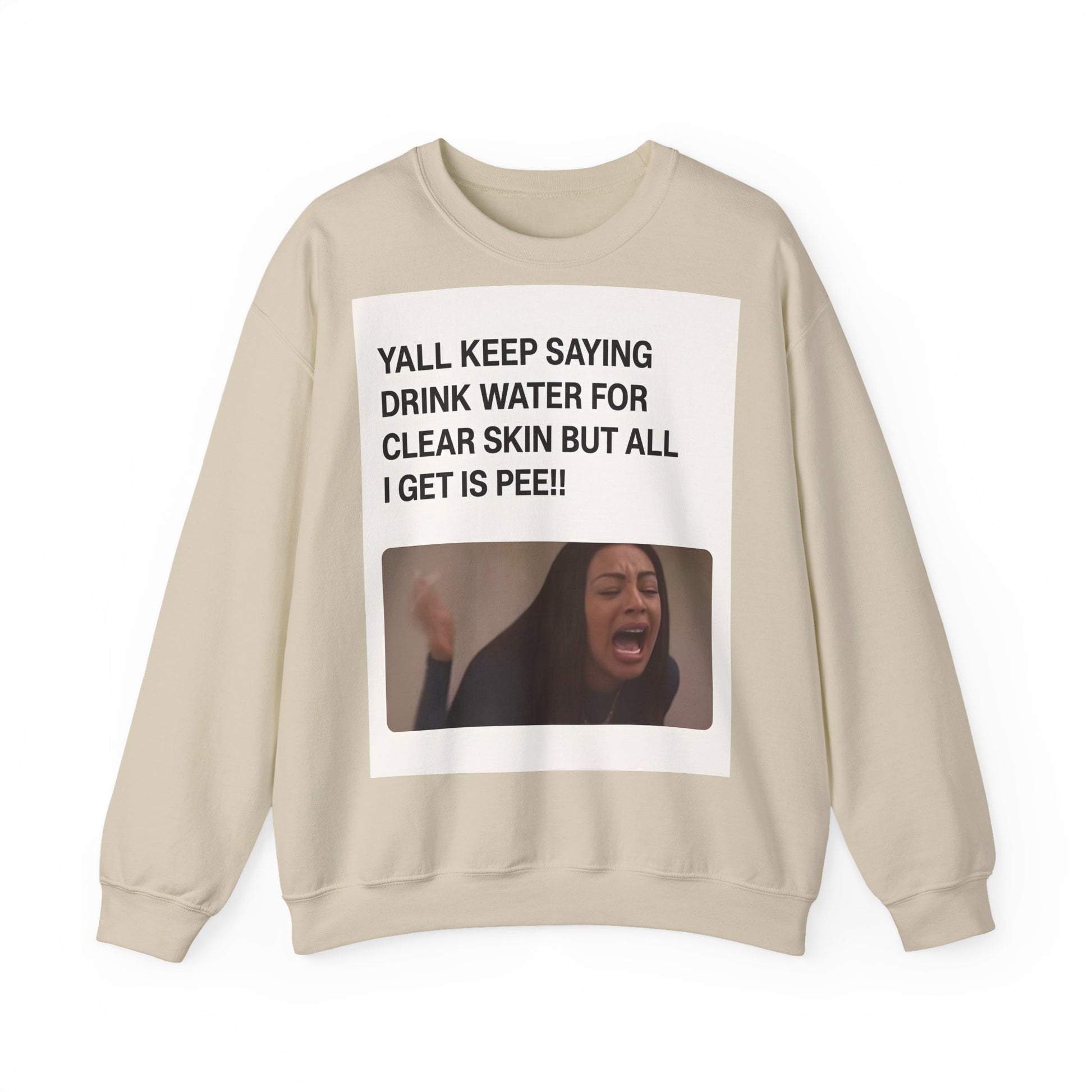 Sweatshirt – Sarkastisches Meme-Sweatshirt – „Drink Water for Skin… all I get is Pee!“ | True Insights Design mit Humor