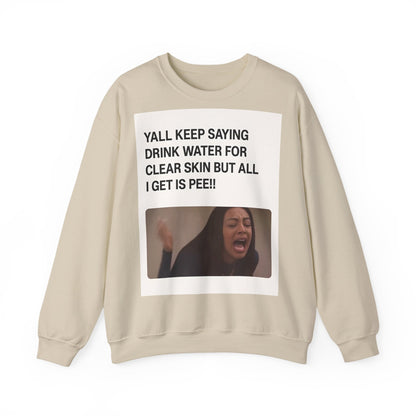 Sweatshirt – Sarkastisches Meme-Sweatshirt – „Drink Water for Skin… all I get is Pee!“ | True Insights Design mit Humor