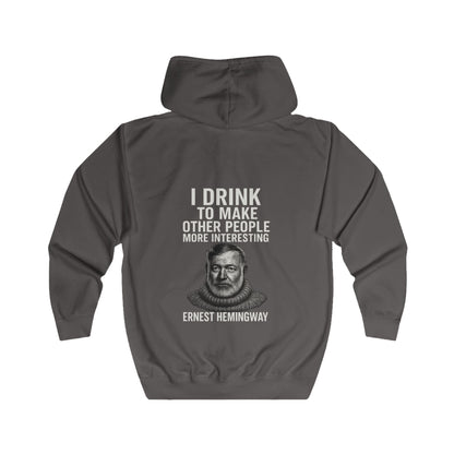 Ernest Hemingway Zip Hoodie – "I Drink To Make Other People More Interesting" | Lustiges Literatur-Zitat für Autoren & Whiskey-Fans
