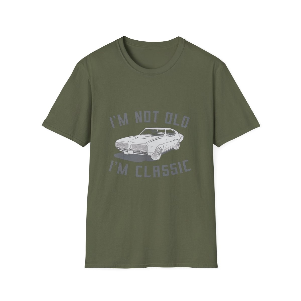 Khakigrünes T-Shirt mit Vintage-Design eines klassischen Muscle Cars und dem Text I'm Not Old I'm Classic von True Insights.