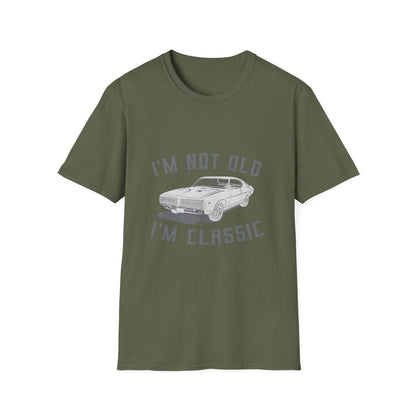 Khakigrünes T-Shirt mit Vintage-Design eines klassischen Muscle Cars und dem Text I'm Not Old I'm Classic von True Insights.