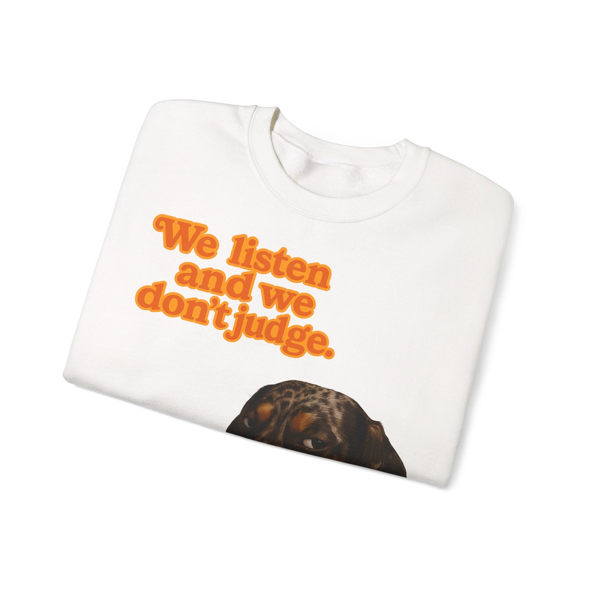 Dackel-Sweatshirt mit Retro-Print & dem Spruch „We listen and we don’t judge.“ Für Hundefans mit Humor – bequem, warm & voller Charakter.