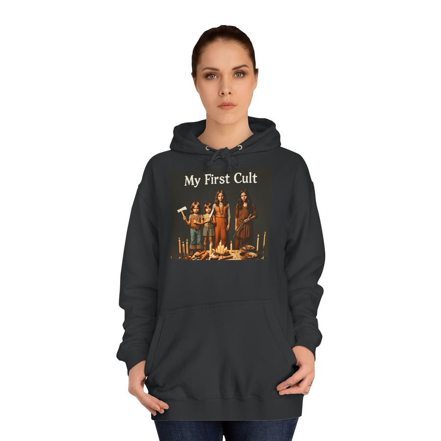 My First Cult Hoodie – Schräges Retro-Foto-Motiv mit schwarzem Humor