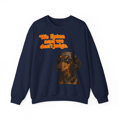 Dackel-Sweatshirt mit Retro-Print & dem Spruch „We listen and we don’t judge.“ Für Hundefans mit Humor – bequem, warm & voller Charakter. – Lustiges Sweatshirt | True Insights – Bild 4
