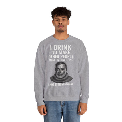 Hemingway Zitat Sweatshirt – "I Drink to Make Other People More Interesting" | Literaten & Genießer Pullover-Sweatshirt-True Insights