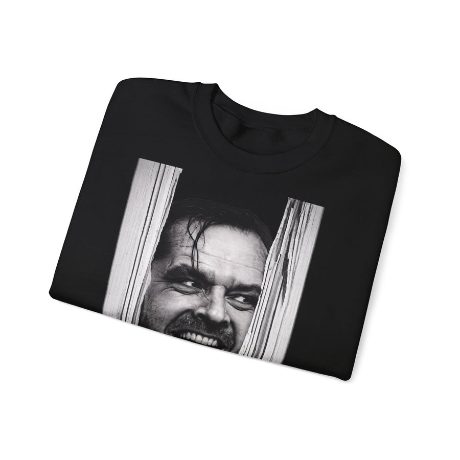Schwarzes Sweatshirt mit schwarzweißem Porträt eines Mannes zwischen Gardinen.