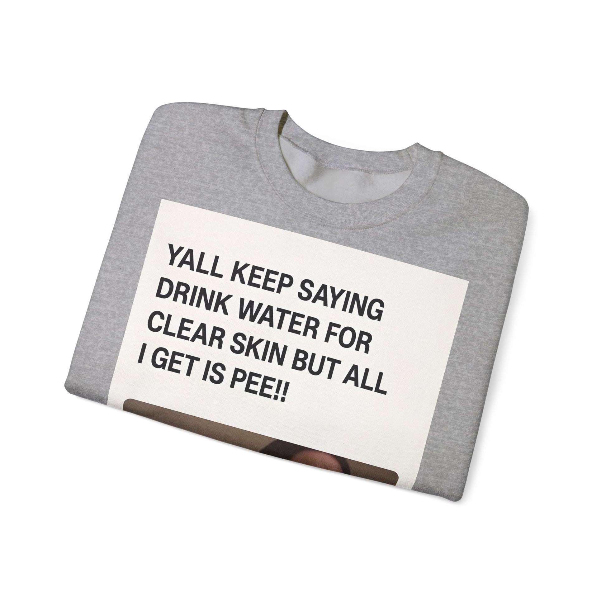 Sweatshirt – Sarkastisches Meme-Sweatshirt – „Drink Water for Skin… all I get is Pee!“ | True Insights Design mit Humor