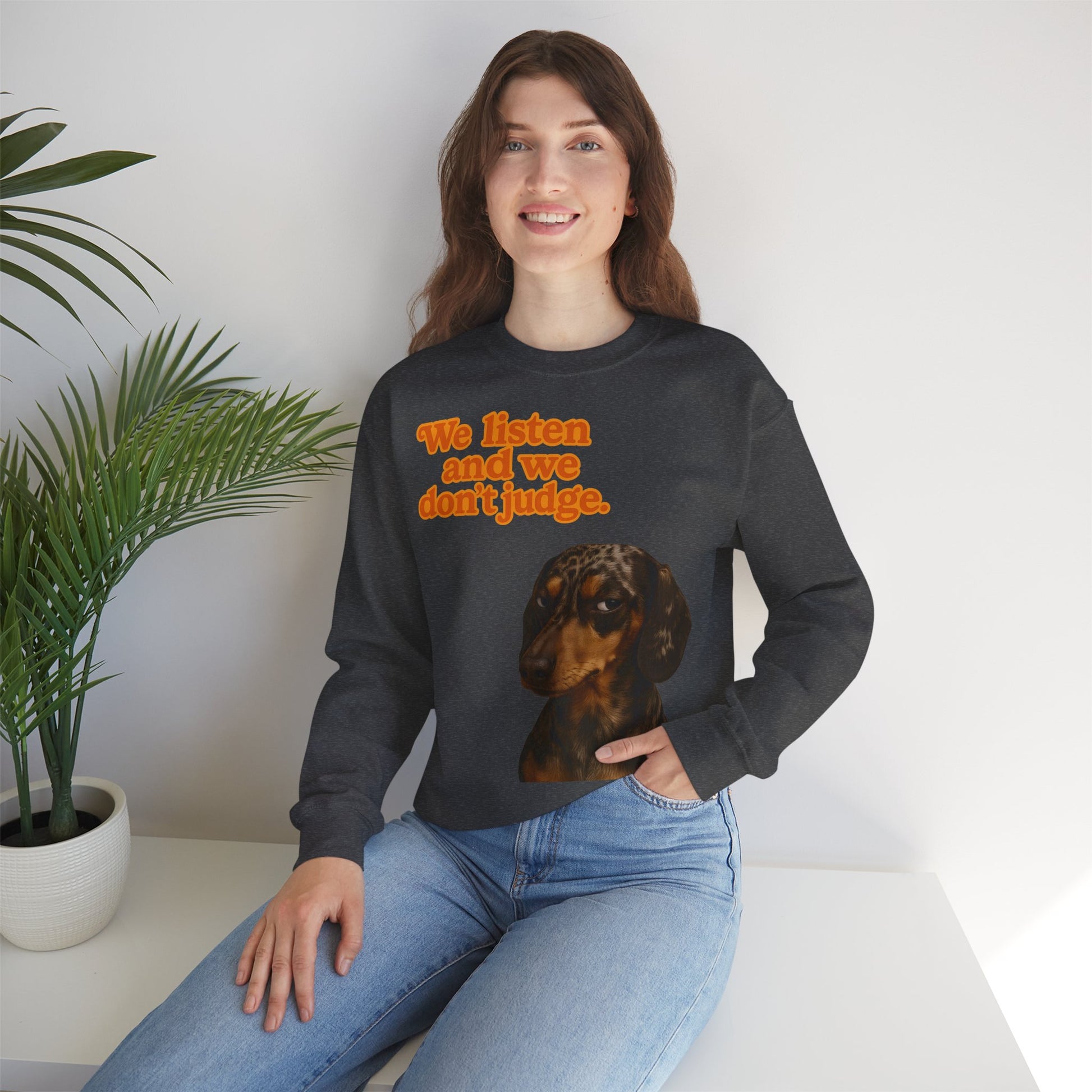 Dackel-Sweatshirt mit Retro-Print & dem Spruch „We listen and we don’t judge.“ Für Hundefans mit Humor – bequem, warm & voller Charakter.