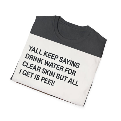 YALL KEEP SAYING DRINK WATER FOR CLEAR SKIN BUT ALL I GET IS PEE!! – Freches Satire-Design für mutige Statements | True Insights