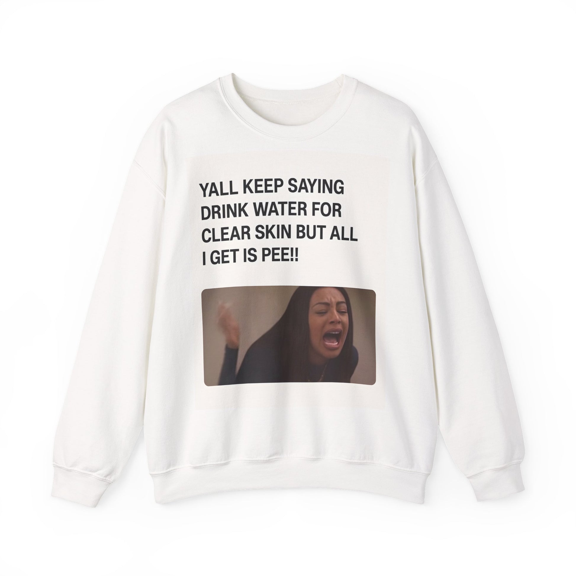 Sweatshirt – Sarkastisches Meme-Sweatshirt – „Drink Water for Skin… all I get is Pee!“ | True Insights Design mit Humor