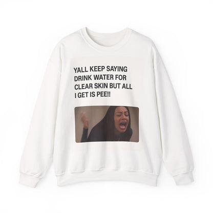 Sweatshirt – Sarkastisches Meme-Sweatshirt – „Drink Water for Skin… all I get is Pee!“ | True Insights Design mit Humor
