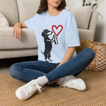 Dackel mit Sprühdose Herz T-Shirt Unisex – Street Art Graffiti Hund Motiv, perfektes Geschenk für Dackelliebhaber & Valentinstag