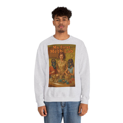 Sweatshirt – „My First Meth Lab“ Sweatshirt – Schwarzer Humor im Retro-Stil | True Insights Design mit Humor