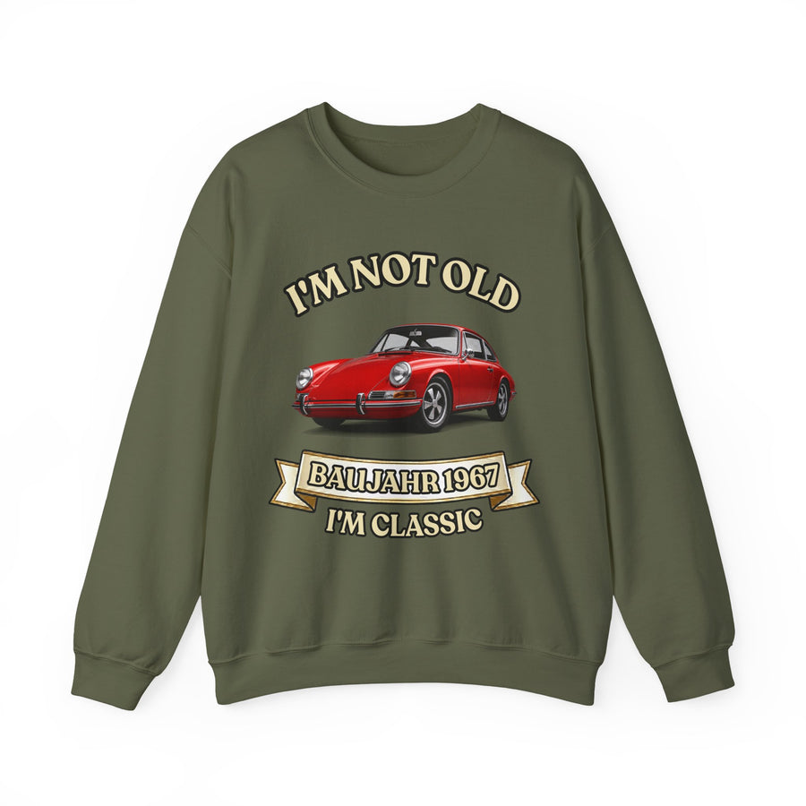 Geschenk zum 60. Geburtstag – Pullover Jahrgang 1967 mit Porsche-Motiv – Military Green – Vorderseite