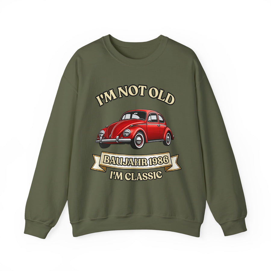 True Insights Geschenk zum 40. Geburtstag – Pullover Jahrgang 1986 VW Käfer | Sweatshirt in Military Green
