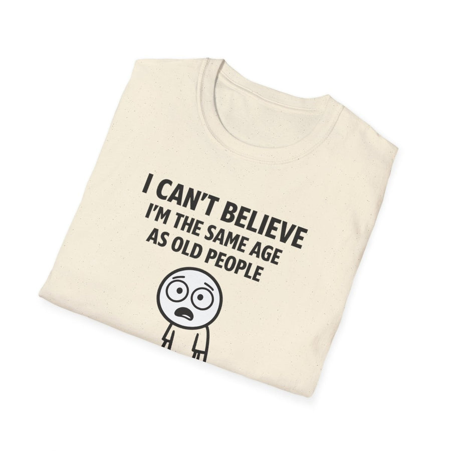Creme T-Shirt mit Schriftzug I-Can't-Believe-I'm-the-Same-Age-as-Old-People und Comic-Figur im Meme-Stil für Erwachsene.