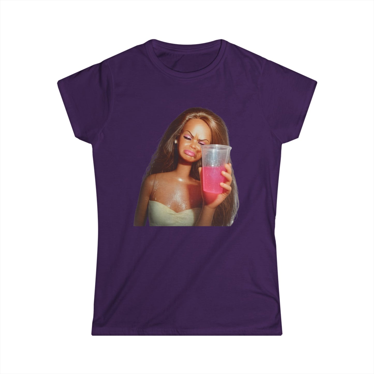 Doll Meme Barbicore Damen T-Shirt – Lustiges Diva Drama Motiv mit pinkem Drink, Y2K Statement Shirt für Partys & Geschenk