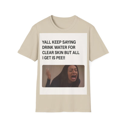 YALL KEEP SAYING DRINK WATER FOR CLEAR SKIN BUT ALL I GET IS PEE!! – Freches Satire-Design für mutige Statements | True Insights