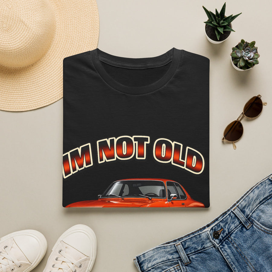 Schwarzes T-Shirt mit rotem Opel Manta und Text „IM NOT OLD“.