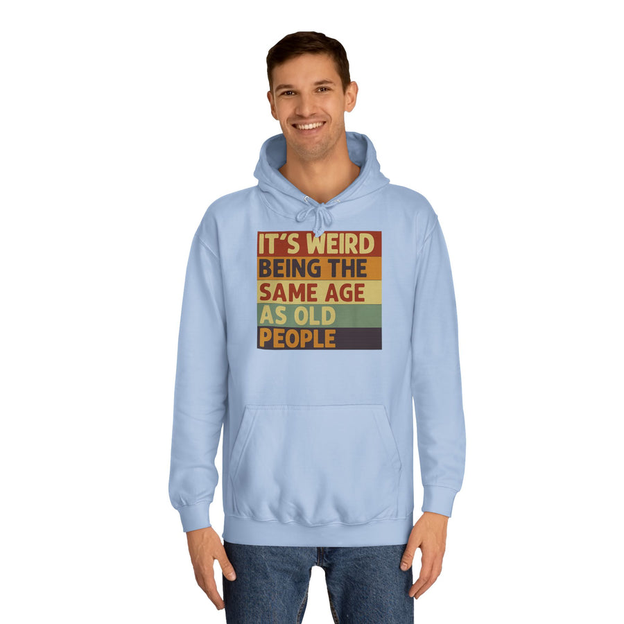 „It's weird being the same age as old people“ Hoodie – Satirisches Retro-Motiv