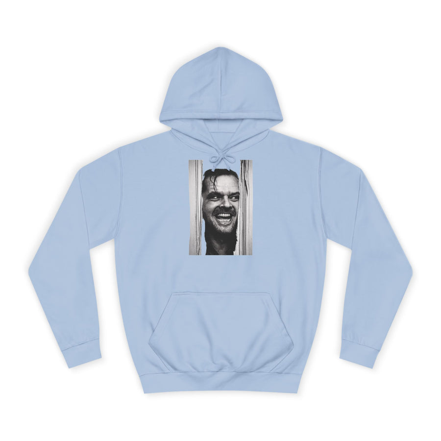 Hellblauer Kapuzenpullover mit schwarzweißem Foto eines grinsenden Mannes hinter Holzleisten.