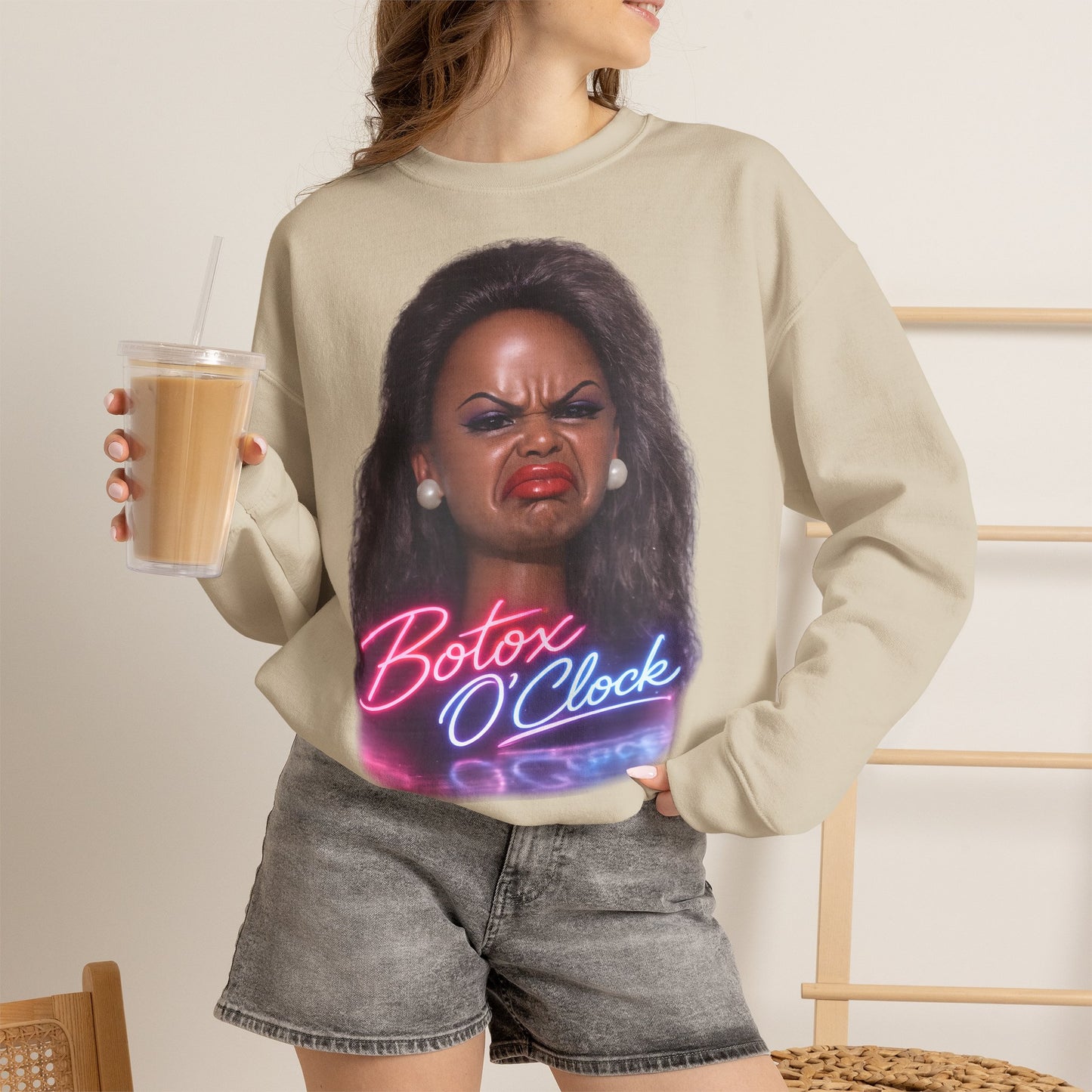 Botox O'Clock T-Shirt Damen Herren – Lustiges Neon Meme Statement Shirt Geschenk für Beauty Fans