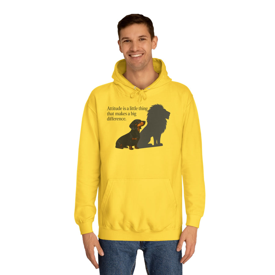 Sweat à capuche teckel humoristique – « Attitude is a little thing… » teckel avec ombre de lion