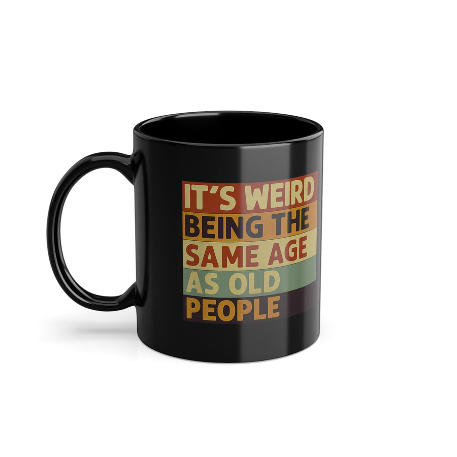 It's Weird Being The Same Age As Old People – Mug noir humoristique rétro, cadeau anniversaire