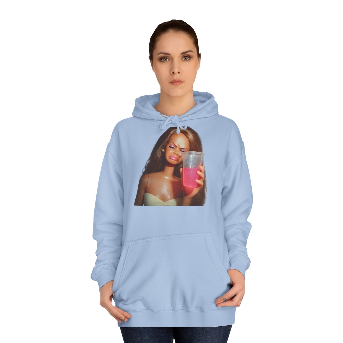 Doll Meme Barbicore Hoodie – Funny Sad Doll mit Pink Drink Kapuzenpullover für Meme-Fans & Pop-Culture-Liebhaber