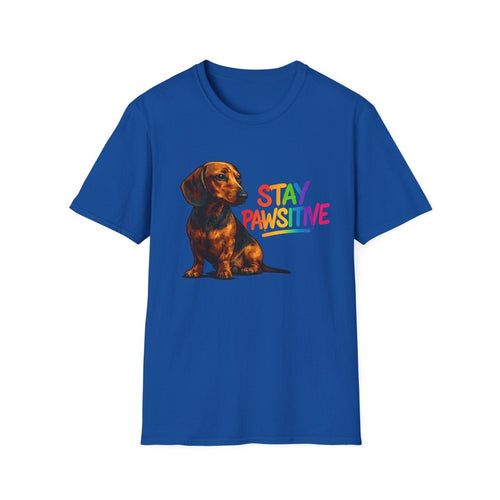 Blaues T-Shirt mit braunem Dackel und Schriftzug Stay-Pawsitive in Regenbogenfarben im Pop-Art-Stil für Hundeliebhaber.