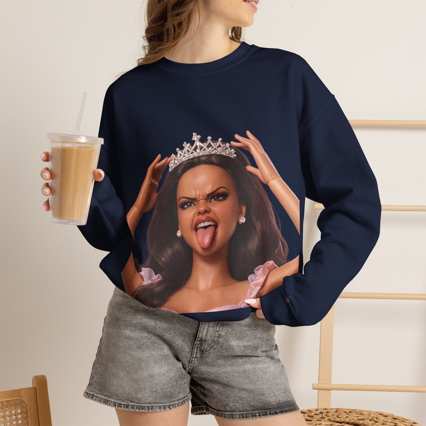 Barbicore Sweatshirt – Freches Doll-Motiv mit Tiara & Zunge raus | Pinkes Puppen-Design für Fans, Ironie & Statement-Fashion