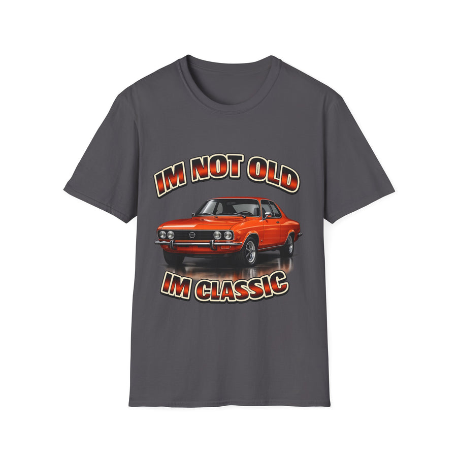 Graues T-Shirt mit Aufdruck eines roten Opel Manta und Text „IM NOT OLD IM CLASSIC“.