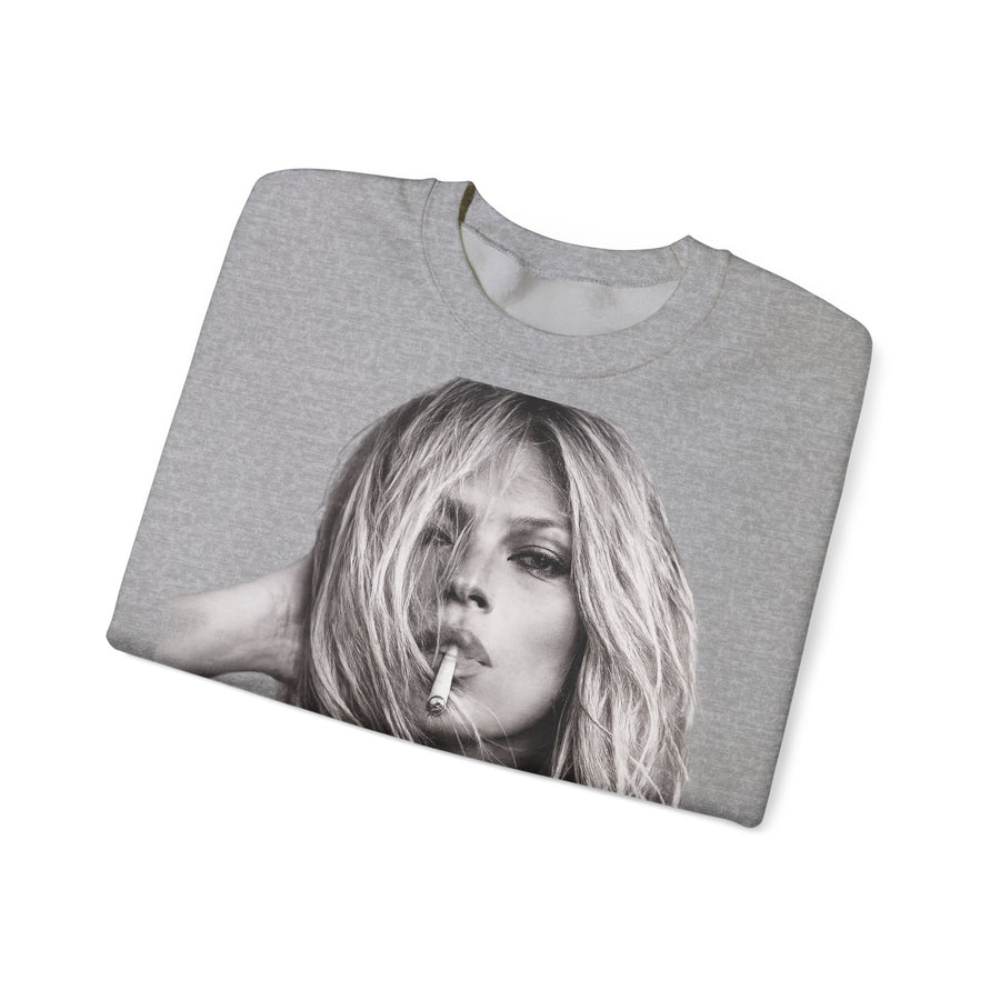Graumeliertes Sweatshirt mit schwarzweißem Porträt einer Frau mit Zigarette.