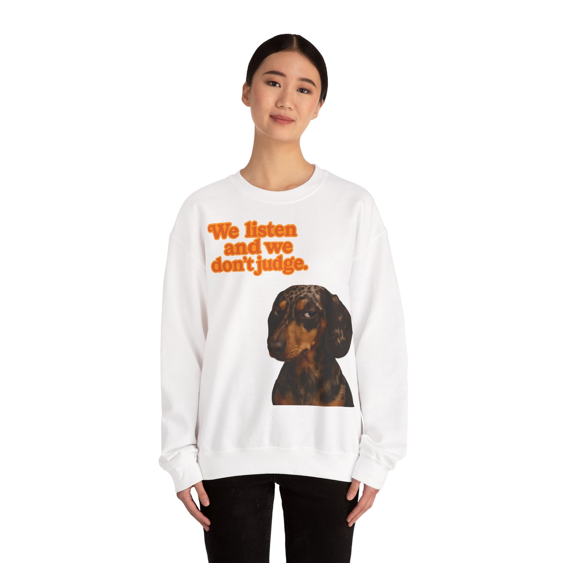 Dackel-Sweatshirt mit Retro-Print & dem Spruch „We listen and we don’t judge.“ Für Hundefans mit Humor – bequem, warm & voller Charakter.