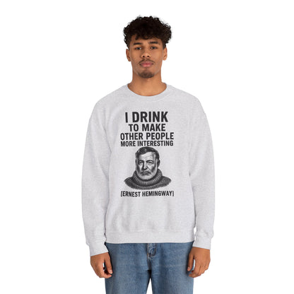 Hemingway Zitat Sweatshirt – "I Drink to Make Other People More Interesting" | Literaten & Genießer Pullover-Sweatshirt-True Insights