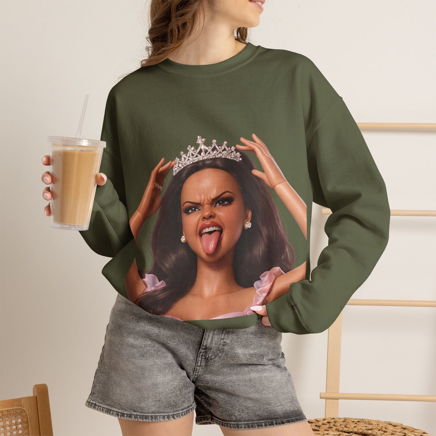 Barbicore Sweatshirt – Freches Doll-Motiv mit Tiara & Zunge raus | Pinkes Puppen-Design für Fans, Ironie & Statement-Fashion