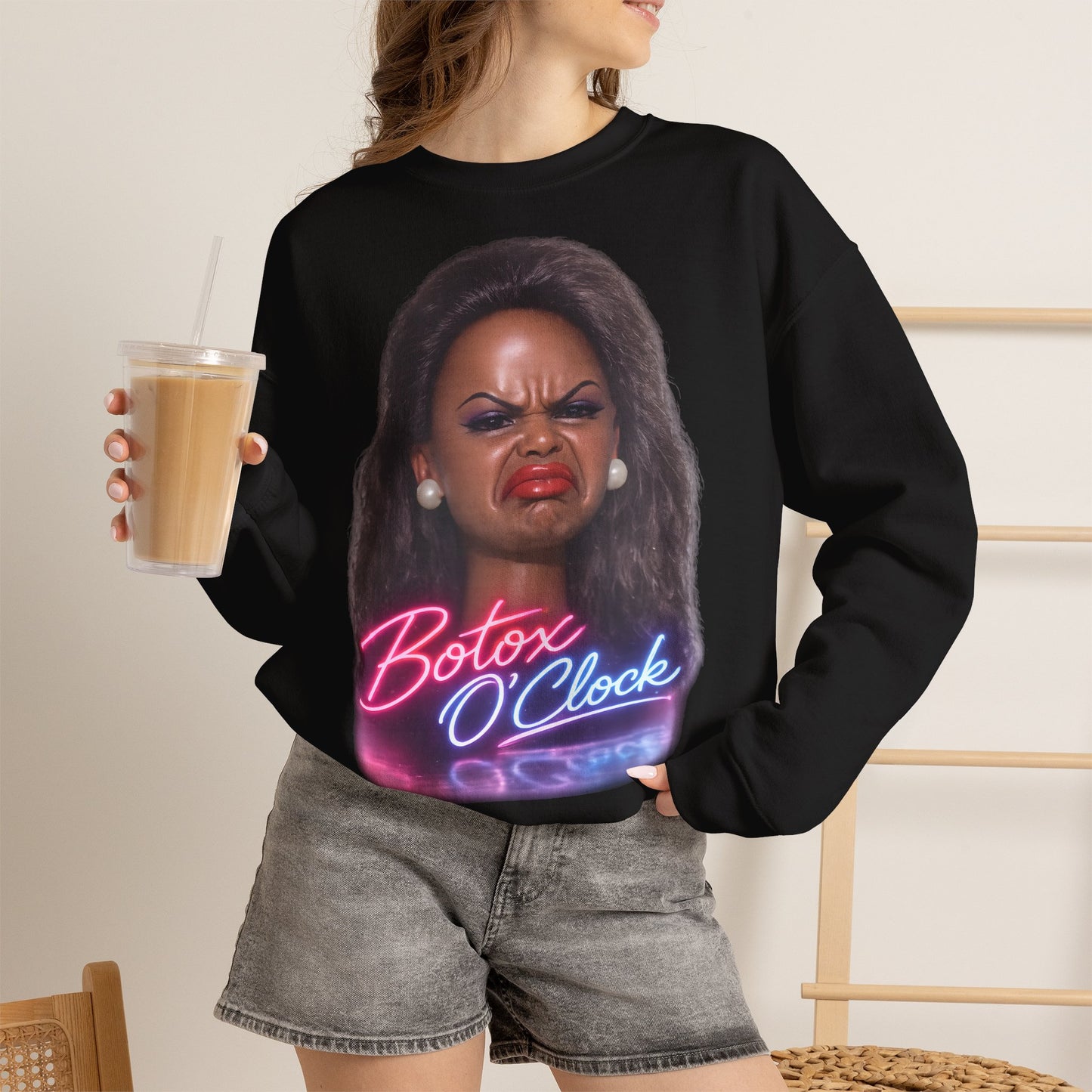 Botox O'Clock T-Shirt Damen Herren – Lustiges Neon Meme Statement Shirt Geschenk für Beauty Fans