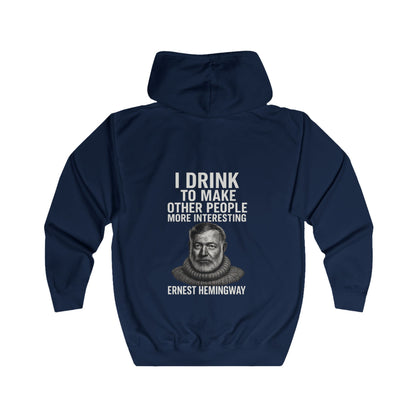Ernest Hemingway Zip Hoodie – "I Drink To Make Other People More Interesting" | Lustiges Literatur-Zitat für Autoren & Whiskey-Fans