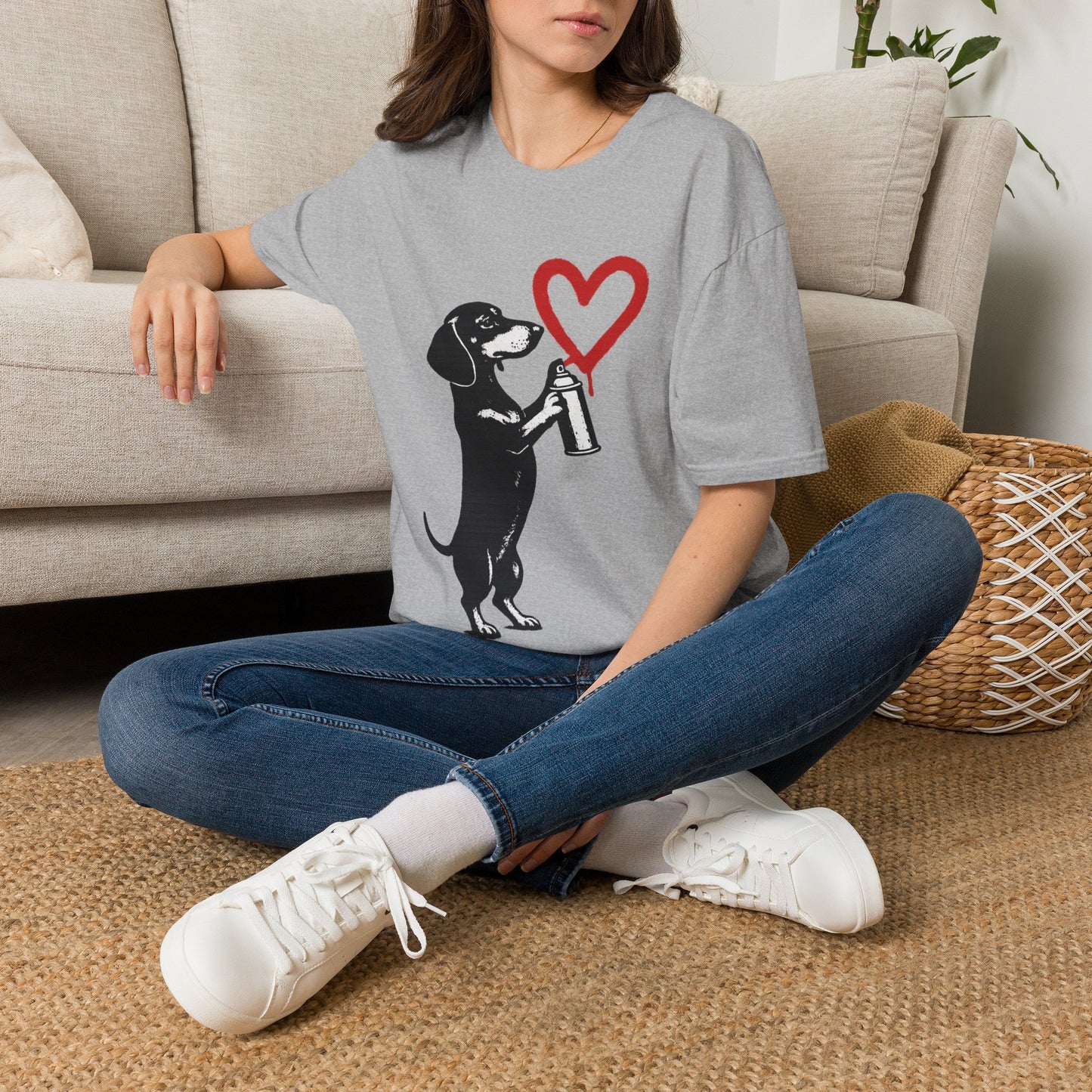 Dackel mit Sprühdose Herz T-Shirt Unisex – Street Art Graffiti Hund Motiv, perfektes Geschenk für Dackelliebhaber & Valentinstag