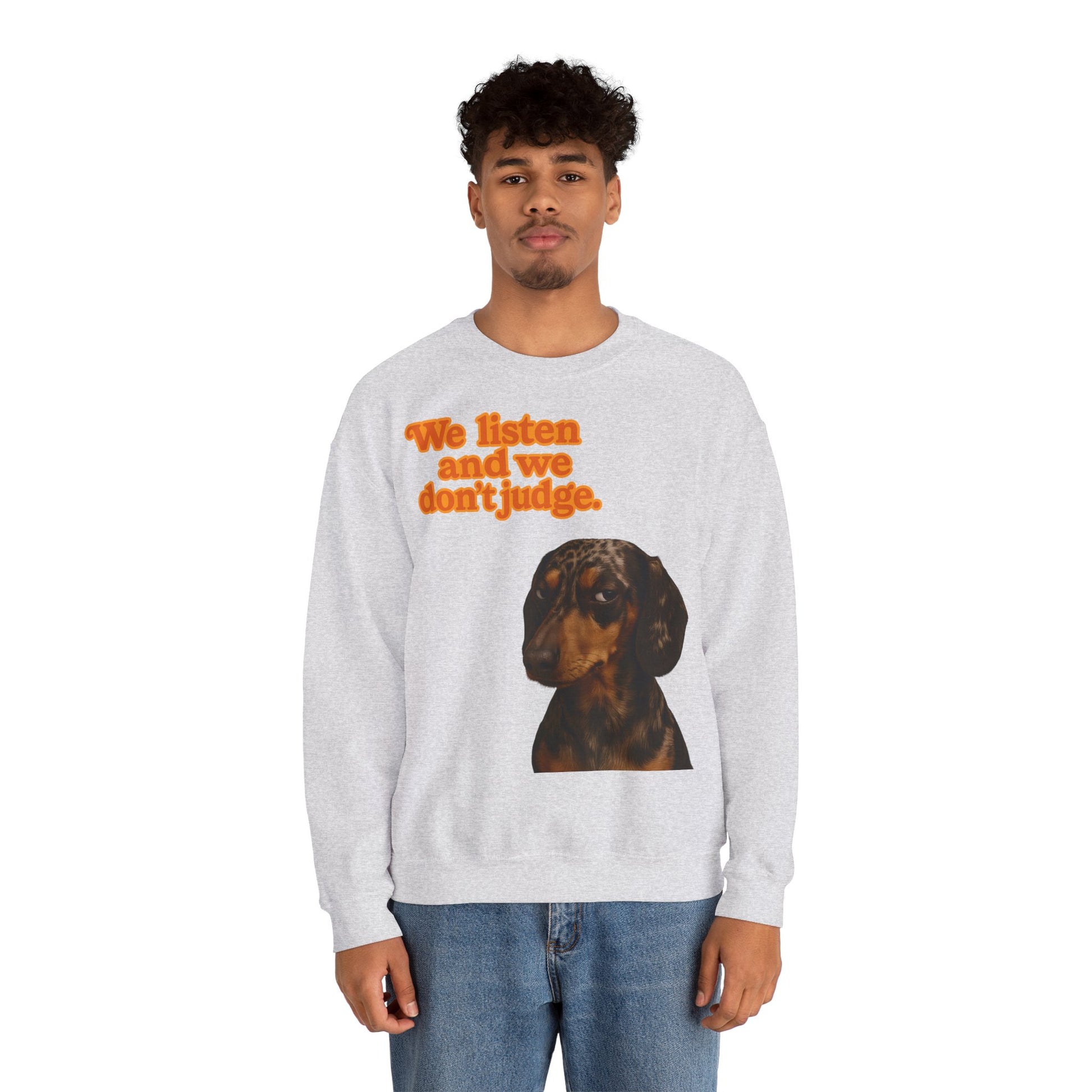Dackel-Sweatshirt mit Retro-Print & dem Spruch „We listen and we don’t judge.“ Für Hundefans mit Humor – bequem, warm & voller Charakter.
